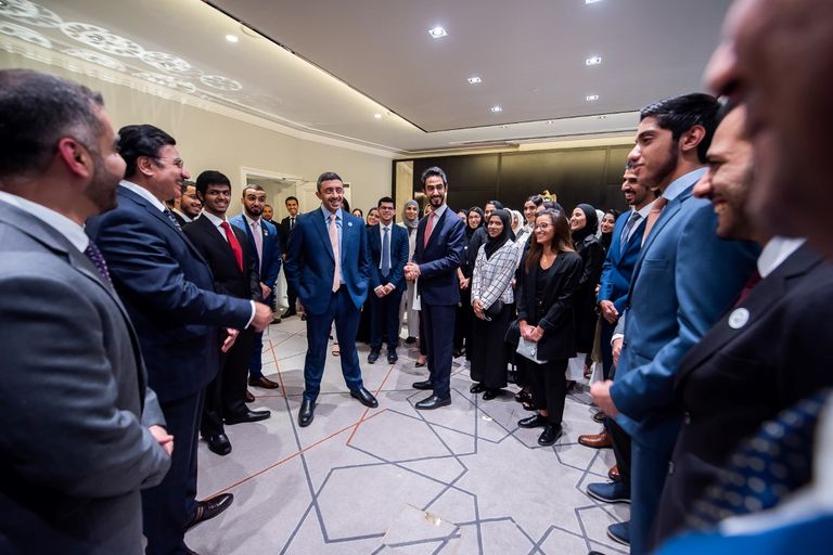 جانب من لقاء الشيخ عبدالله بن زايد بالطلبة الإماراتيين