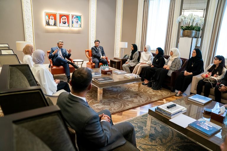 جانب من لقاء الشيخ عبدالله بن زايد بالطلبة الإماراتيين
