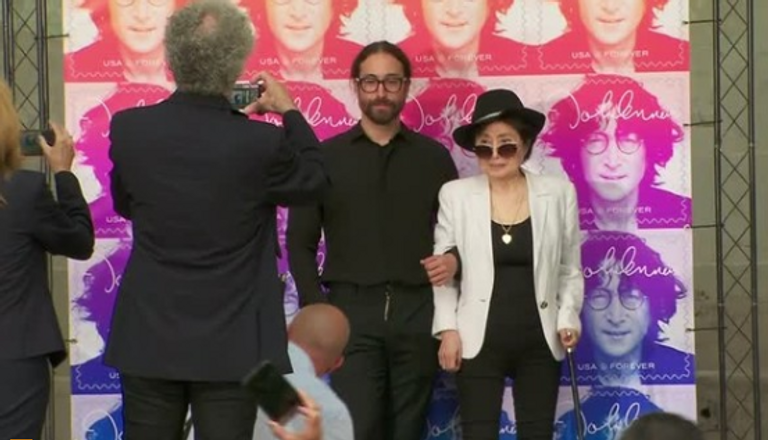 طابع بريد أمريكي تكريما لأيقونة الروك جون لينون