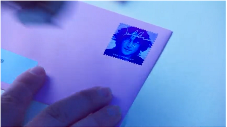 طابع بريد أمريكي تكريما لأيقونة الروك جون لينون