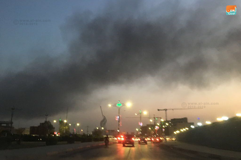 أعمدة الدخان تتصاعد من مبنى القنصلية الإيرانية بالبصرة شاب عراقي يحرق العلم الإيراني خلال مظاهرات البصرة - أ.ف.ب