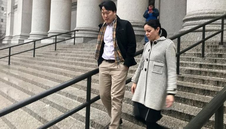 ابن شقيق بان كي مون أمام قاعة المحكمة في نيويورك - رويترز تورط صندوق قطر السيادي بقضية رشوة