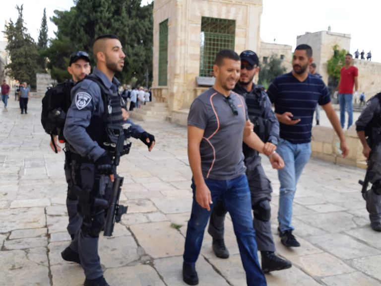 عشرات المستوطنين يقتحمون باحات المسجد الأقصى 
