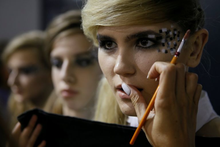 أحدث صيحات مكياج وشعر من أسبوع موضة نيويورك