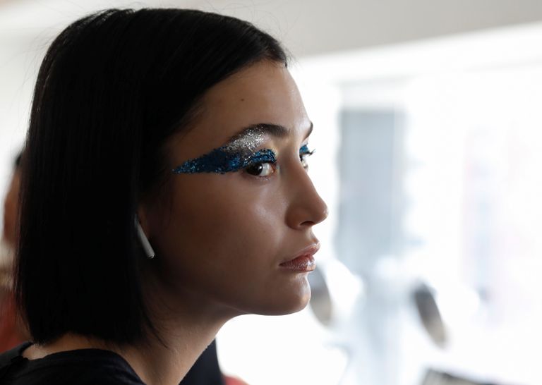 المكياج المتلألأ بلمعة وجه متناثرة أحدث صيحات مكياج وشعر من أسبوع موضة نيويورك