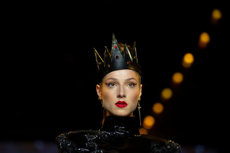 أحمر الشفاه الكلاسيكي بالأحمر أحدث صيحات مكياج وشعر من أسبوع موضة نيويورك