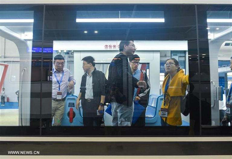 القطار الصيني الجديد المصنوع من ألياف الكربون