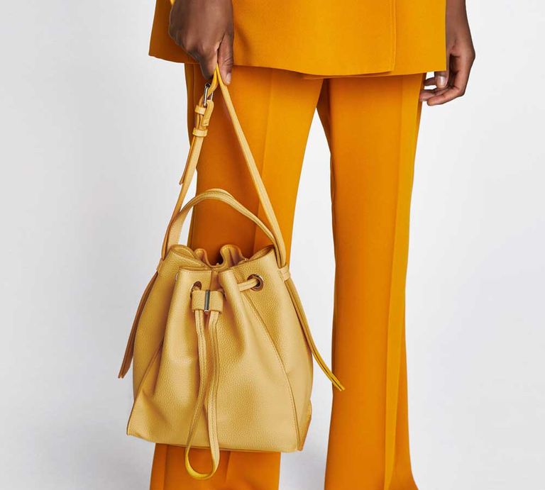 حقيبة الدلو.. تصميم عملي لخريف 2018