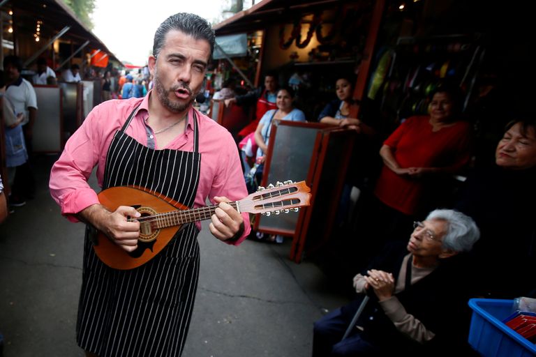 فرقة أوبرا في أحد الأسواق المكسيكية فرقة أوبرا في المكسيك