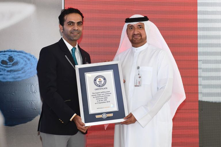 الدكتور محمد البيلي مدير جامعة الإمارات أكبر لوحة فسيفسائية في عام زايد