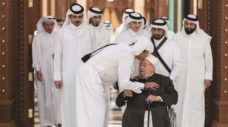أمير قطر ومفتي الإرهاب المقيم في الدوحة يوسف القرضاوي