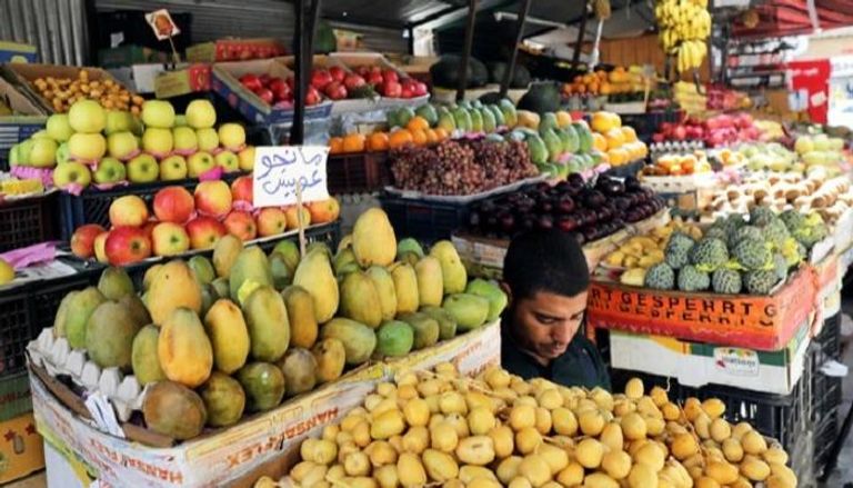سوق لبيع الفاكهة بمصر - الصورة من رويترز