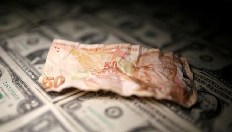الليرة التركية تفقد 40 % من قيمتها أمام الدولار