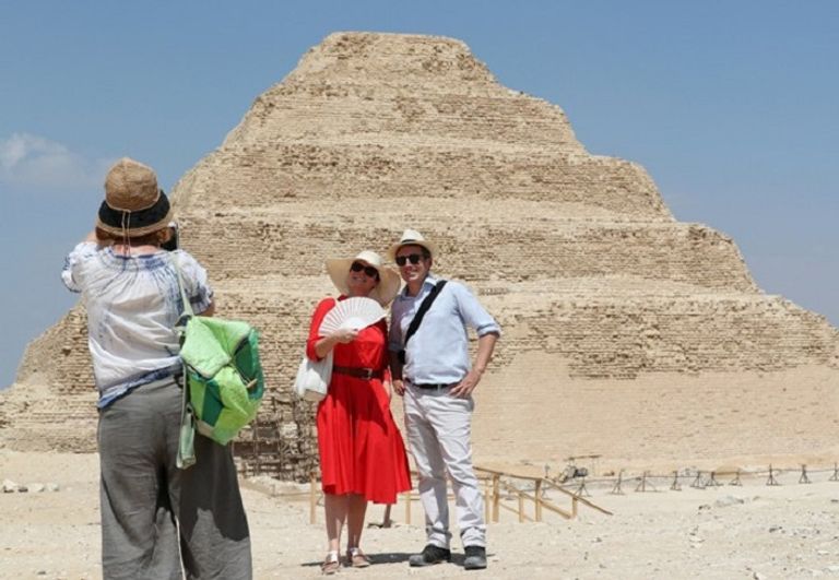 سياح بمنطقة أثرية مصرية  - رويترز