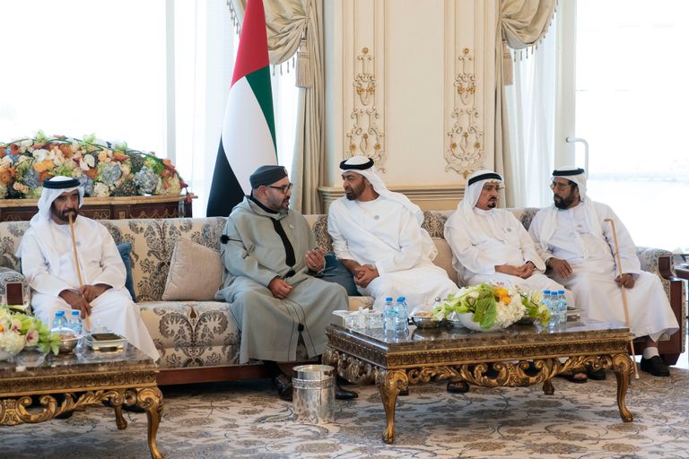 جانب من اللقاء بين الشيخ محمد بن زايد آل نهيان وملك المغرب