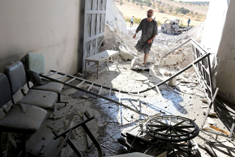 سوريون يفرون من الهجمات قرب الحدود التركية