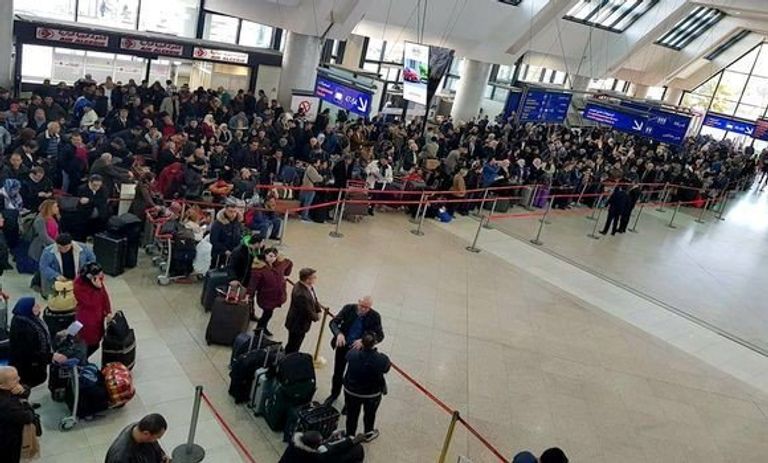 ٍمسافرون في مطار هواري بومدين الدولي طائرة للخطوط الجوية الجزائرية
