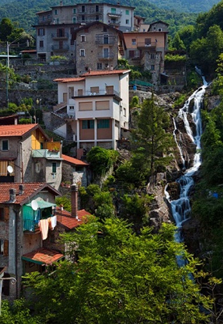 نيسّو.. قرية مُخبأة بين الأنهار والجبال على بحيرة كومو الإيطالية