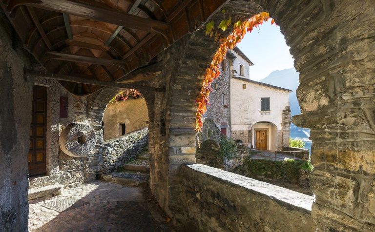 نيسّو.. قرية مُخبأة بين الأنهار والجبال على بحيرة كومو الإيطالية