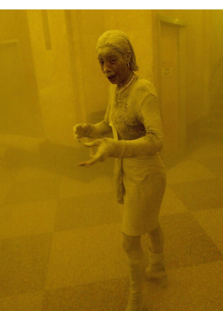 لحظة تصاعد الدخان من برجي مركز التجارة العالمي