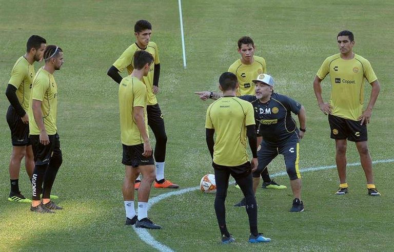 مارادونا في التدريب الأول مع فريقه الجديد