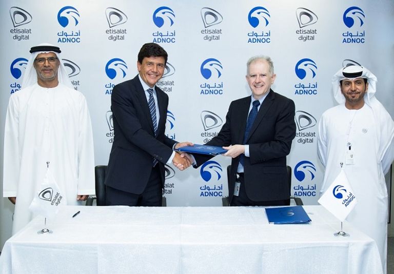 حفل توقيع الاتفاقية بين أدنوك للتوزيع واتصالات