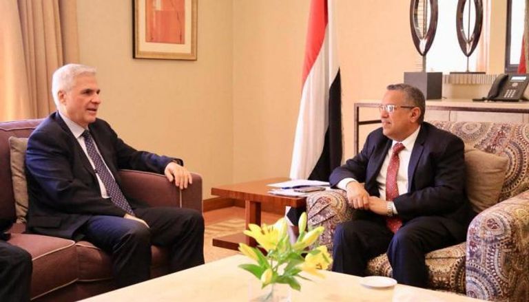جانب من لقاء رئيس الحكومة اليمنية والسفير الروسي