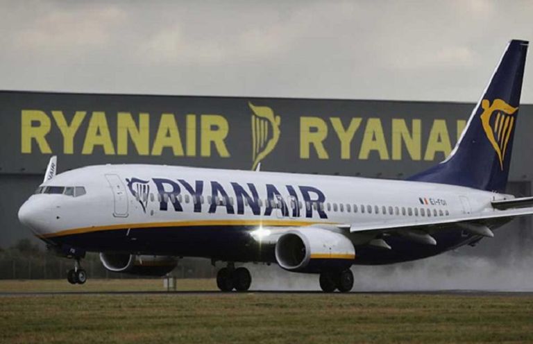 ركاب رحلة لراين إير في مطار شوينفلد في برلين