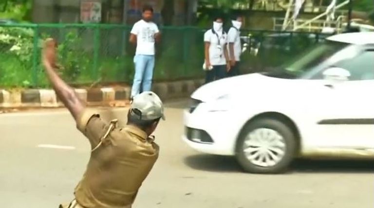 شرطي المرور الهندي براتاب شاندرا خاندوال