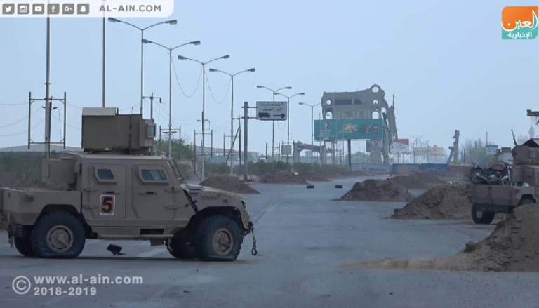 عربات القوات اليمنية المشتركة أمام بوابة قوس النصر بعد السيطرة عليها