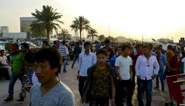 عمال مهاجرون في قطر