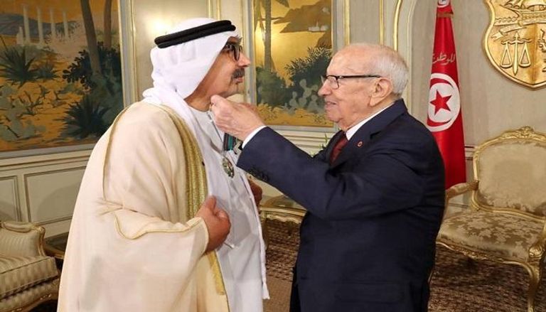 الرئيس التونسي يقلد السفير الإماراتي وسام الجمهورية