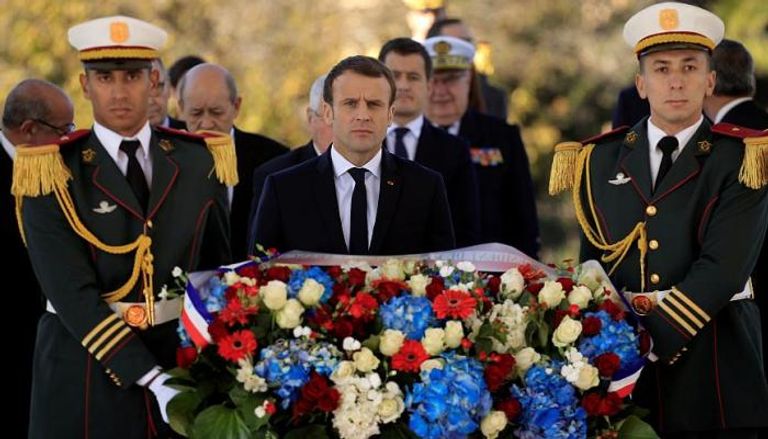 ماكرون يضع باقة الزهور على نصب تذكاري لشهداء الجزائر