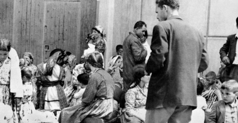 ماكرون يضع باقة الزهور على نصب تذكاري لشهداء الجزائر