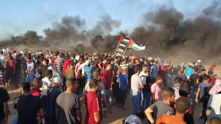 جانب من مسيرة العودة أحد المصابين يتلقى العلاج