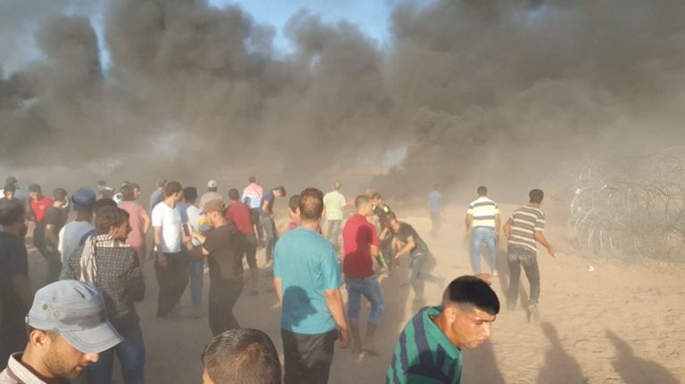 اشتباكات بين الشبان الفلسطينيين والاحتلال الإسرائيلي أحد المصابين يتلقى العلاج