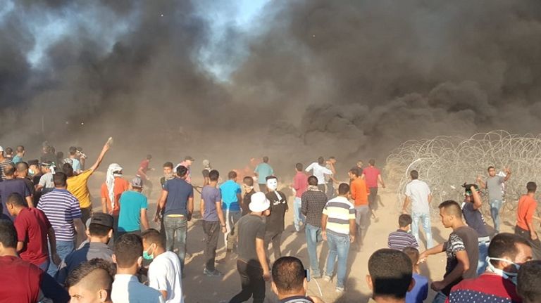 اشتباكات بين الشبان الفلسطينيين والاحتلال الإسرائيلي أحد المصابين يتلقى العلاج