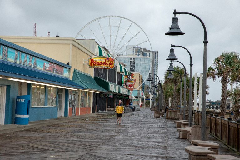 أمطار غزيرة تغمر ولايتي نورث وساوث كارولاينا