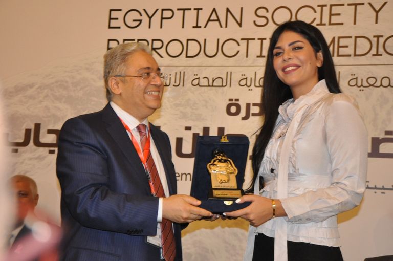 تنصيب الفنانة منة شلبي سفيرة لحملة تدعم مرضى السرطان