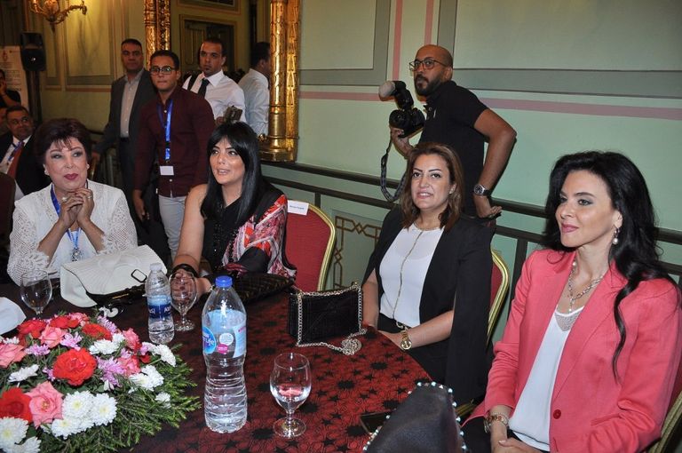 تنصيب الفنانة منة شلبي سفيرة لحملة تدعم مرضى السرطان