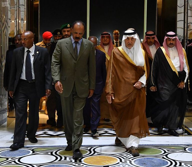 رئيس إريتريا لدى وصوله مطار الملك عبدالعزيز الدولي أسياس أفورقي وآبي أحمد علي في لقاء سابق بأسمرا - أرشيفية