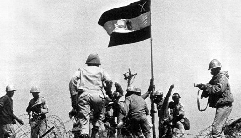 رفع العلم المصري في سيناء خلال حرب ١٩٧٣ 