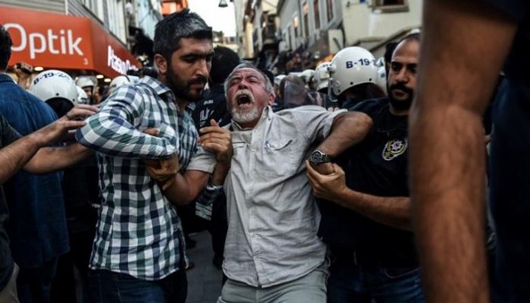 الشرطة التركية تلقي القبض على أحد العمال- أ. ف. ب