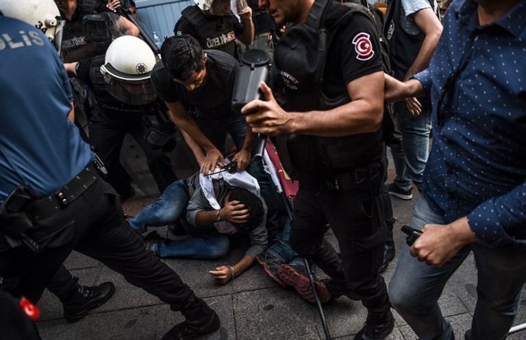 الشرطة التركية تلقي القبض على أحد العمال- أ. ف. ب