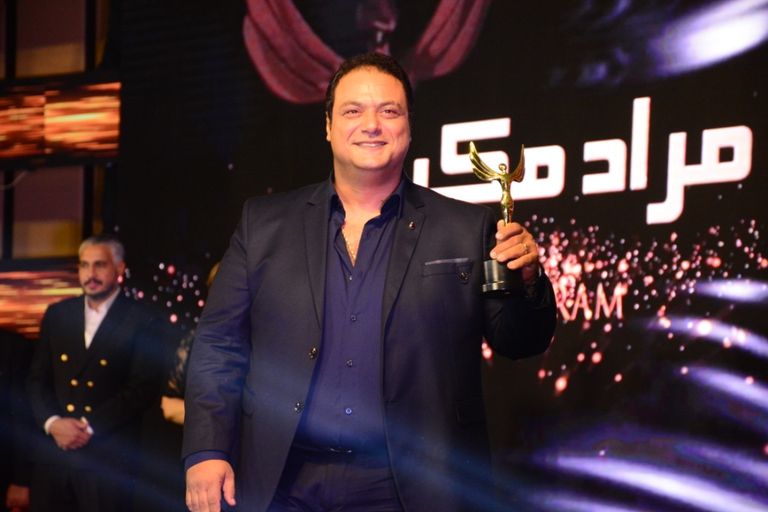 الفنان مراد مكرم الفنان ياسر جلال الفائز بجائزة الجمهور لأفضل ممثل
