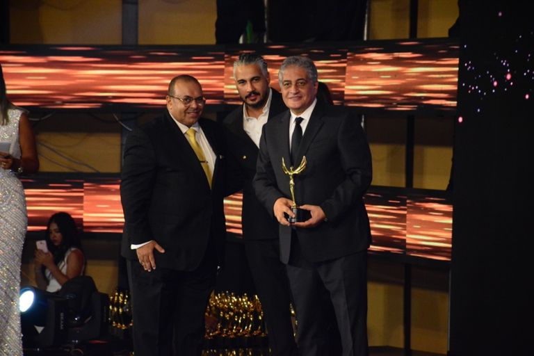 الإعلامي أسامة كمال الفنان ياسر جلال الفائز بجائزة الجمهور لأفضل ممثل