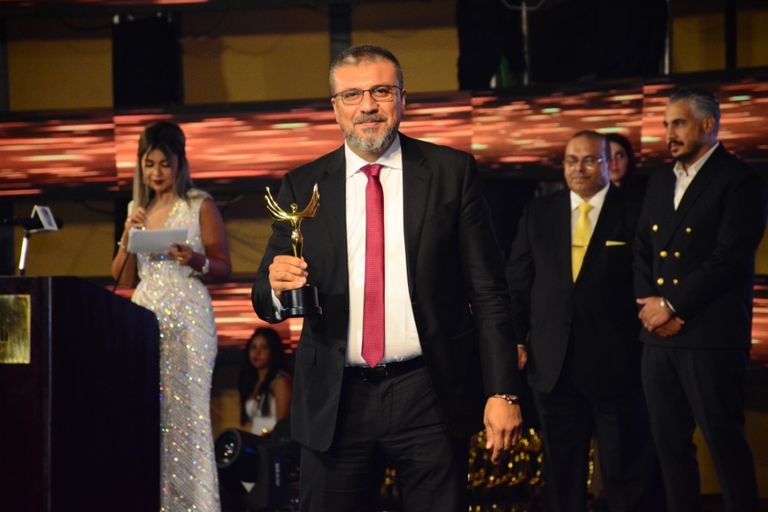 الإعلامي عمرو الليثي الفنان ياسر جلال الفائز بجائزة الجمهور لأفضل ممثل