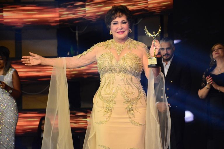 الفنانة القديرة لبلبة الفنان ياسر جلال الفائز بجائزة الجمهور لأفضل ممثل