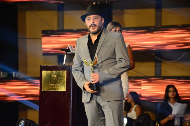 عمرو عبد الجليل الفنان ياسر جلال الفائز بجائزة الجمهور لأفضل ممثل