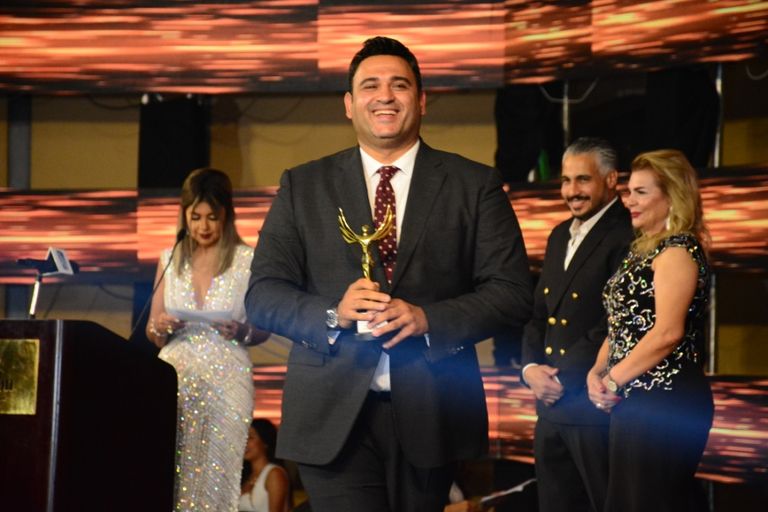 الممثل أكرم حسني الفنان ياسر جلال الفائز بجائزة الجمهور لأفضل ممثل